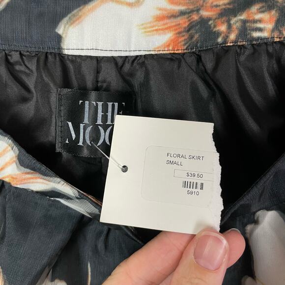 The Moon | NWT Pretty Little Thing Black Chiffon White Floral A-line Mini Skirt - Picture 7 of 8